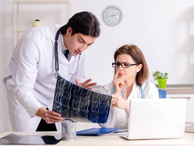 Klinikte çalışan iki doktor.