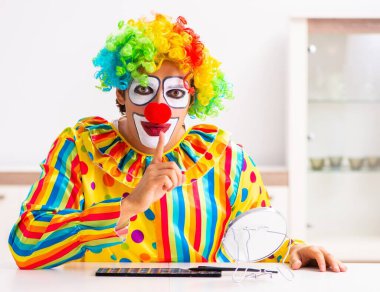 Erkek palyaço evde performansa hazırlanıyor.