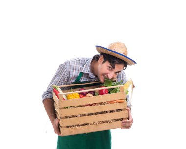 Taze ürünleri olan genç çiftçi beyaz arka planda izole edilmiş.