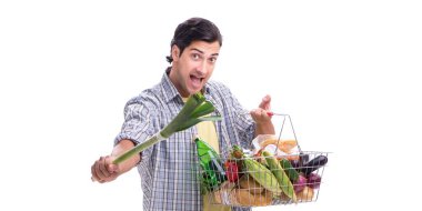 Market alışverişi yapan genç adam.