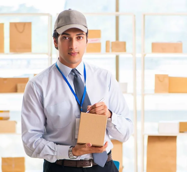 Empregado Masculino Que Trabalha Serviço Realocação Entrega Caixa — Fotografia de Stock