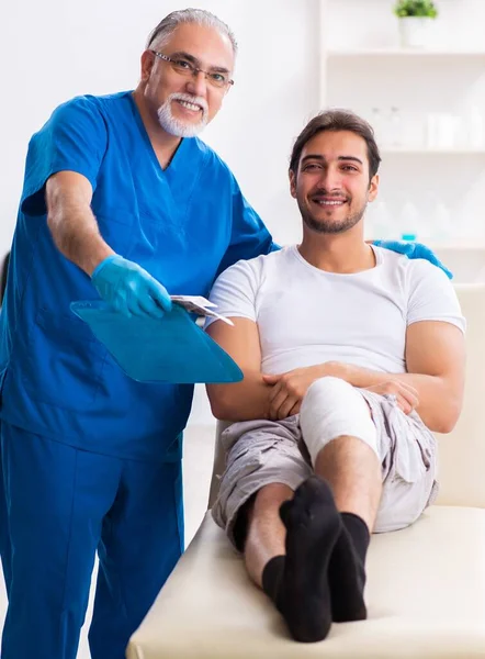 Leg Injured Man Visiting Doctor First Aid Concept — Stock Photo, Image