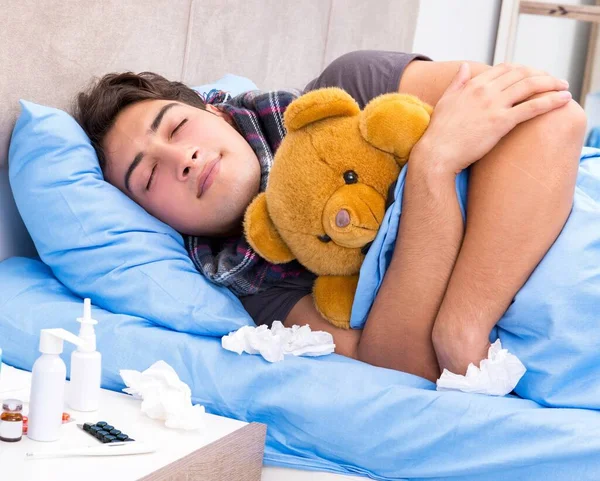 Grip Olmuş Hasta Adam Yatakta Yatıyor — Stok fotoğraf