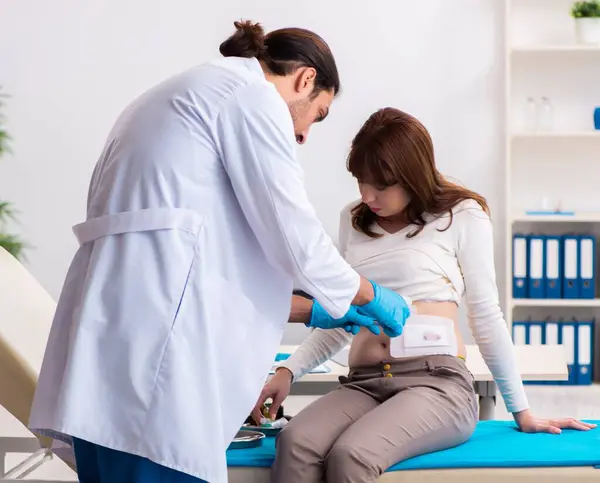 Injured Young Woman Visiting Male Doctor — Stock Photo, Image