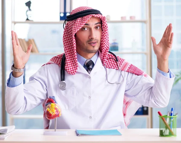 Kardiolog Arabski Pracujący Klinice — Zdjęcie stockowe