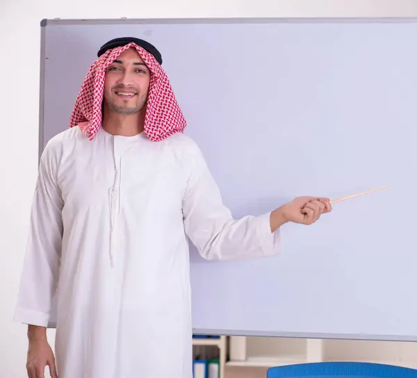 Арабський Вчитель Перед Дошкою — стокове фото