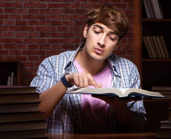 夜の試験の準備をしている若いハンサムな学生 — ストック写真