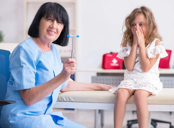 Little Girl Visiting Old Female Doctor — Stock Photo, Image