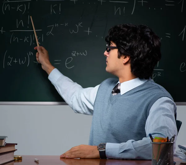 Tahtanın Önündeki Genç Matematik Öğretmeni — Stok fotoğraf
