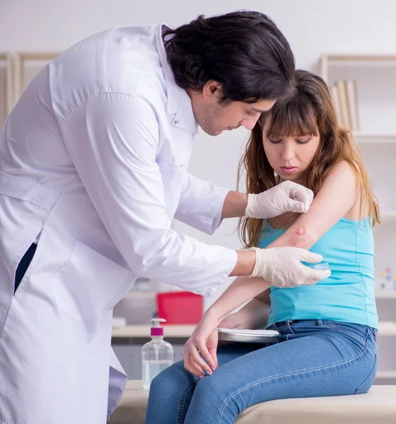 Die Junge Arm Verletzte Frau Besucht Jungen Arzt Traumatologen — Stockfoto