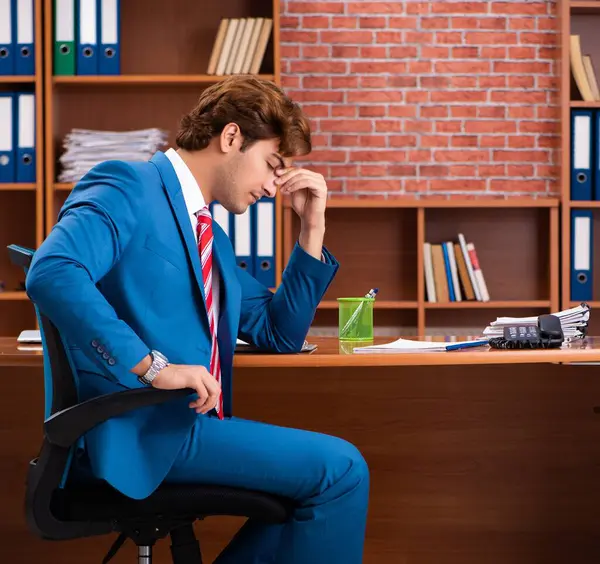 Genç Yakışıklı Çalışan Ofiste Oturuyor — Stok fotoğraf