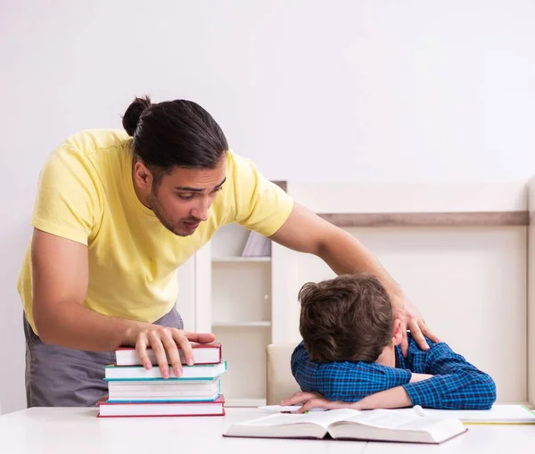 Apa Segít Fiának Felkészülni Iskolára — Stock Fotó