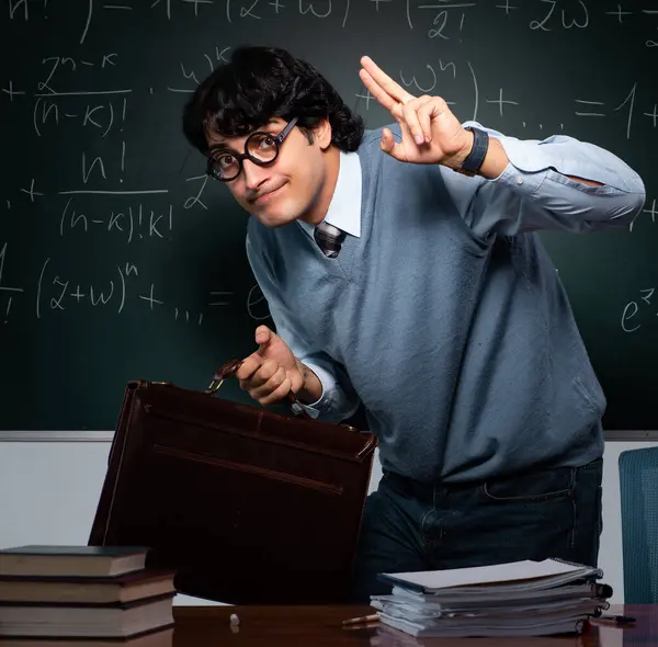 Mladý Učitel Matematiky Před Tabulí — Stock fotografie