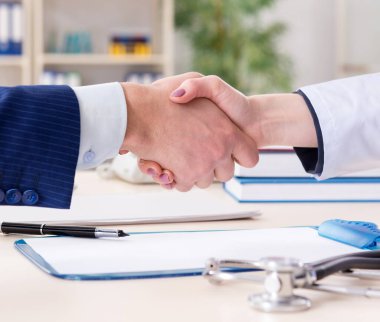 Sağlık sigortası sözleşmesi imzalayan adam.