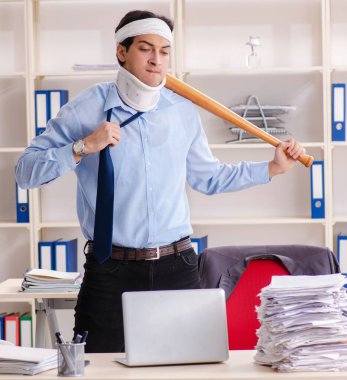 Ofiste çalışan yaralı genç adam.