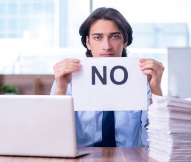 Genç çalışan aşırı işten memnun değil.