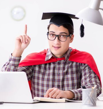 Havan topu takan süper kahraman öğrenci sınavlara çalışıyor.