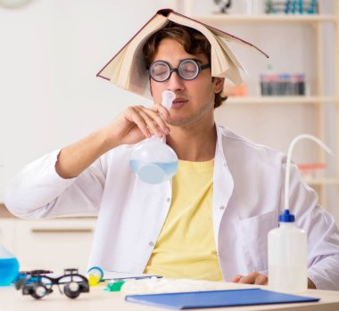 Deneyler ve testler yapan çılgın bir kimyager.