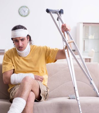 Kazadan sonra evde iyileşen genç adam.