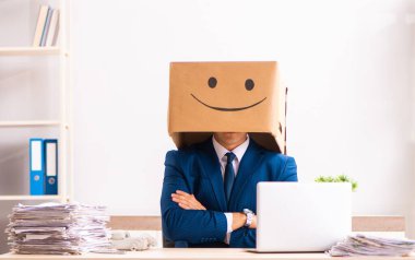 Kafası yerine kutusu olan mutlu adam.