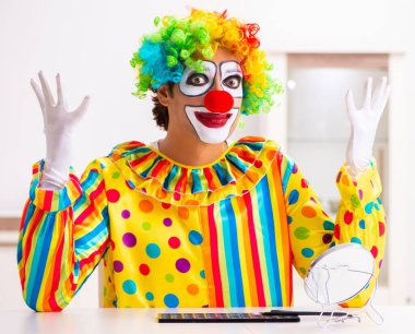 Erkek palyaço evde performansa hazırlanıyor.