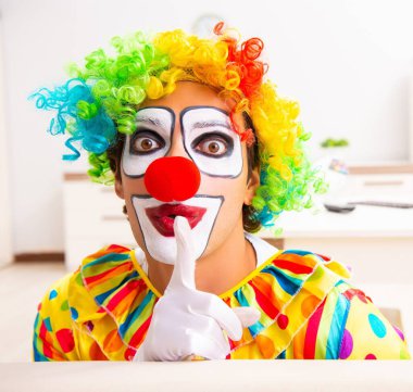 Erkek palyaço evde performansa hazırlanıyor.