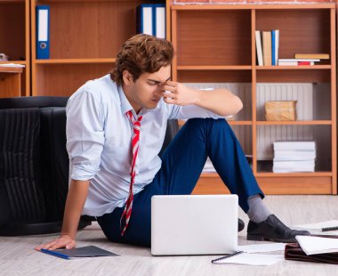 Ofiste oturan mutsuz iş adamı.