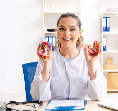 Hastanede oturan genç bayan kardiyolog.