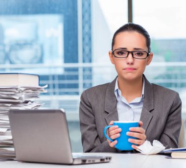 Ofiste çalışan genç iş kadını.