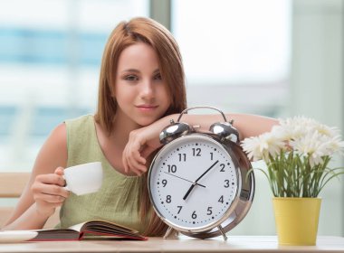 Çalar saati olan öğrenci sınavlara hazırlanıyor.