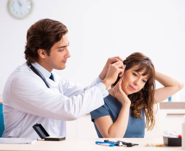 İşitme sorunu ziyaret Doktor otorhinolaryngologist olan hasta