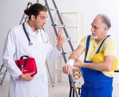 Genç doktor ve yaşlı müteahhit ilk yardım konseptinde