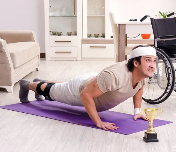 Injured Young Man Doing Exercises Home — Stock Photo, Image