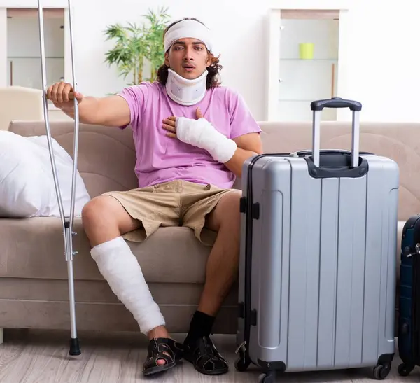 Joven Herido Preparándose Para Viaje — Foto de Stock