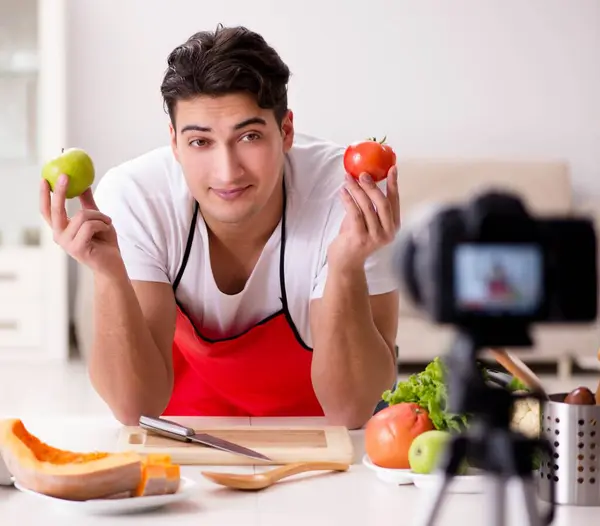 Food Blogger Che Lavora Cucina — Foto Stock