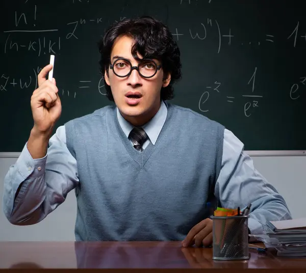 Mladý Učitel Matematiky Před Tabulí — Stock fotografie