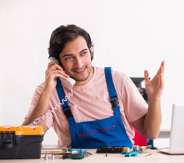 Der Junge Männliche Unternehmer Repariert Computer — Stockfoto