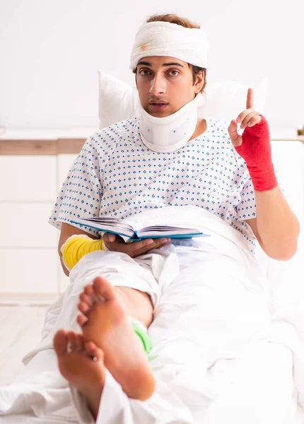 Ten Mladý Zraněný Muž Nemocnici — Stock fotografie