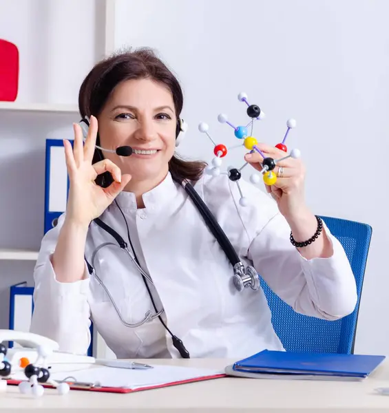 Middle Aged Female Doctor Telemedicine Concept — Stock Photo, Image
