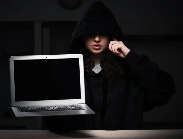 Den Kvinnliga Hacker Hacka Säkerhet Brandvägg Sent Kontoret — Stockfoto