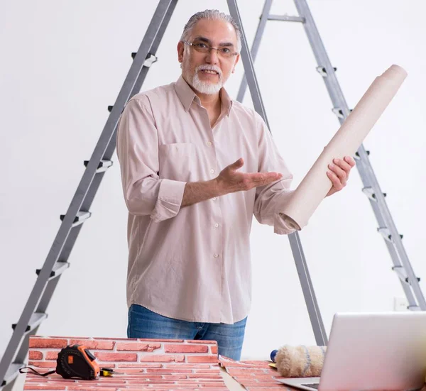 Old Husband Contractor Renovation Concept — Stock Photo, Image