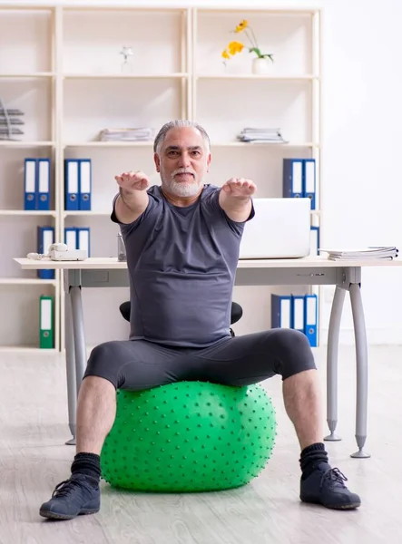 Ofiste Egzersiz Yapan Beyaz Sakallı Yaşlı Adam — Stok fotoğraf
