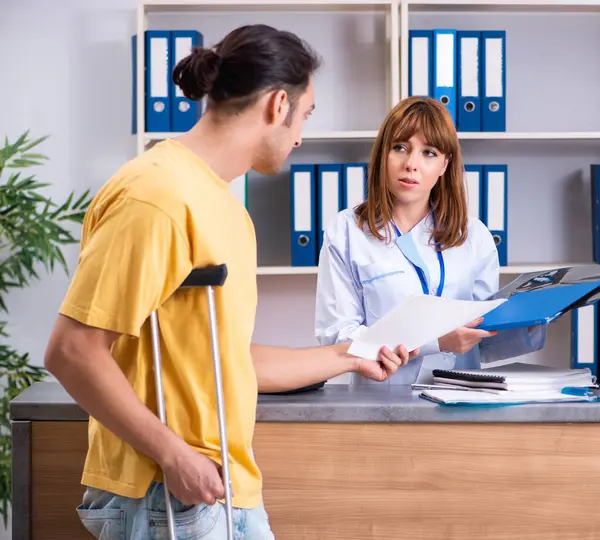 Young Patient Reception Hospital — Stock Photo, Image