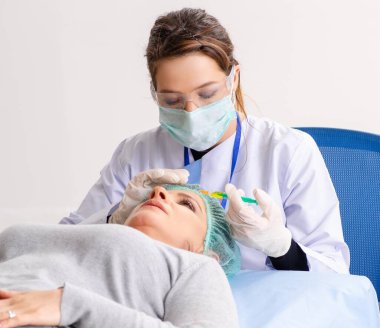 Kozmetik plastik cerrahi için hazırlanıyor kadın