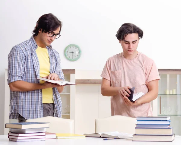 Два Студента Мужчины Готовятся Экзаменам Дома — стоковое фото