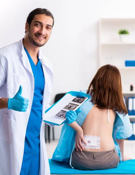 Injured Young Woman Visiting Male Doctor — Stock Photo, Image