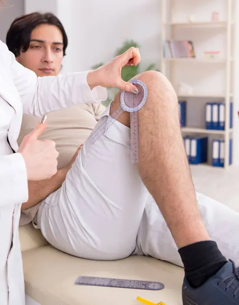 Médica Verificando Pacientes Flexibilidade Articular Com Goniômetro — Fotografia de Stock