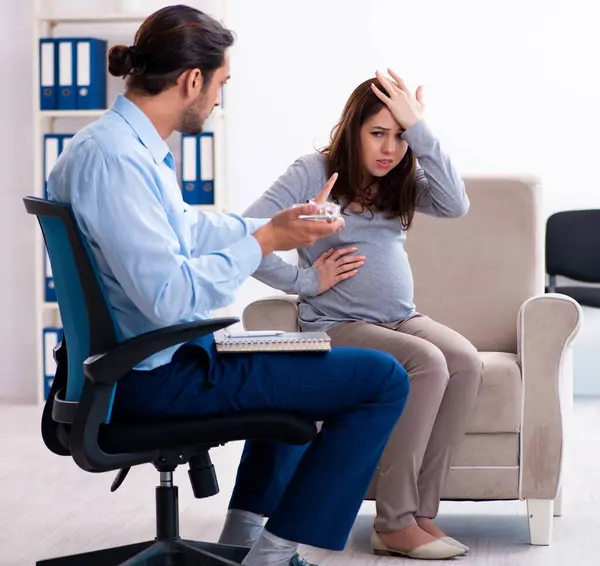 Pregnant Woman Visiting Young Psychologist — Stock Photo, Image