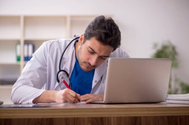 Hastanede çalışan genç bir doktor.