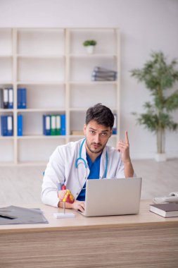 Teletıp konseptinde genç doktor